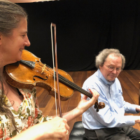 Catherine Manson playing violin and Kenneth Slowik playing harpsichord